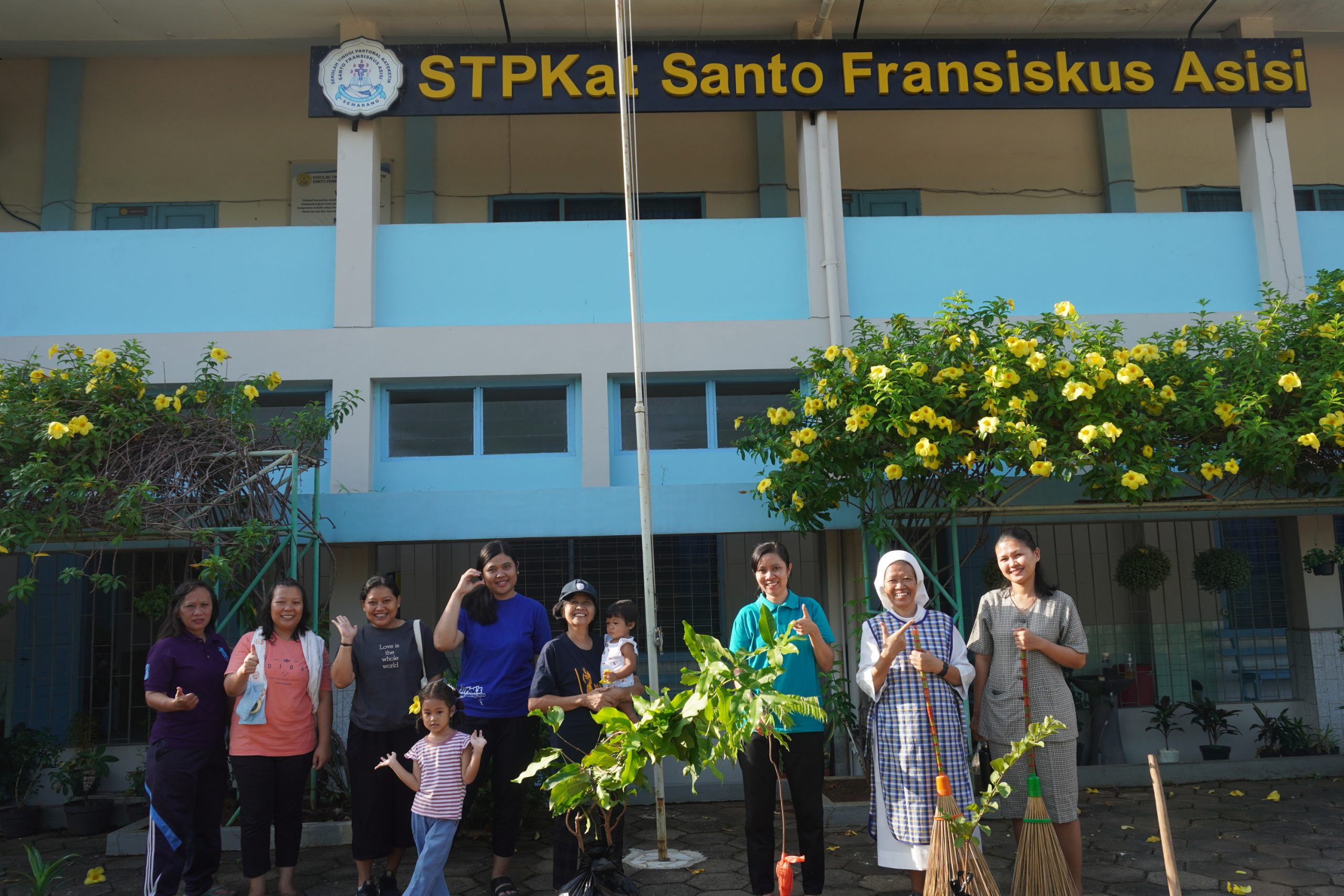 Aksi Hijau di Lingkungan Kampus : Dosen dan Tendik STPKat Santo Fransiskus Asisi Semarang Tanam Pohon untuk Masa Depan