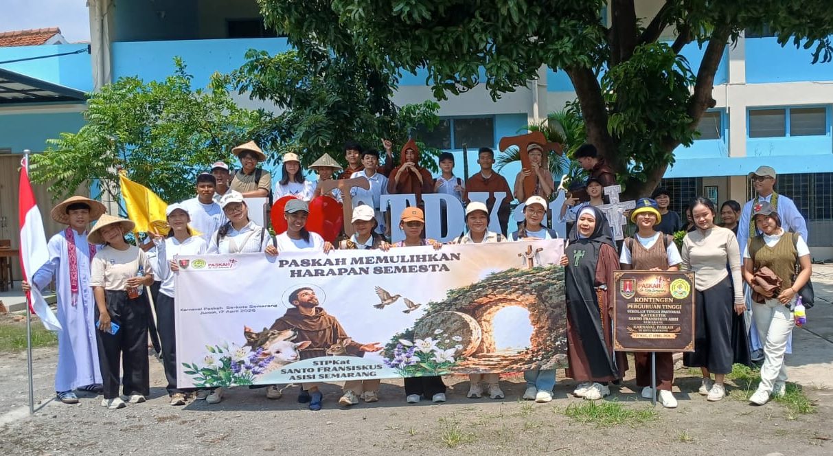 Membawa Pesan Damai, Mahasiswa STPKat St. Fransiskus Asisi Warnai Karnaval Paskah Kota Semarang
